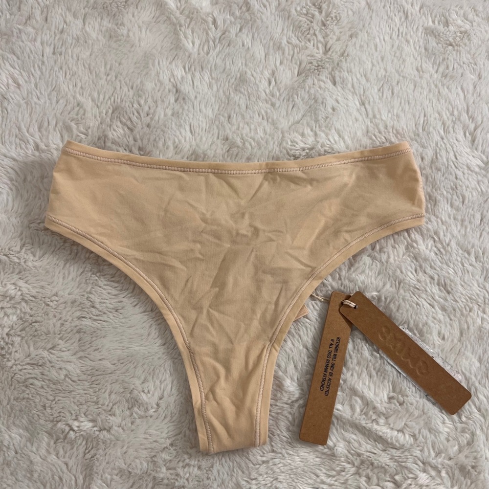 SKIMS Fits Everybody Thong Sand PN-THG-2028 NWT XS Loungewear Basics Comfortable